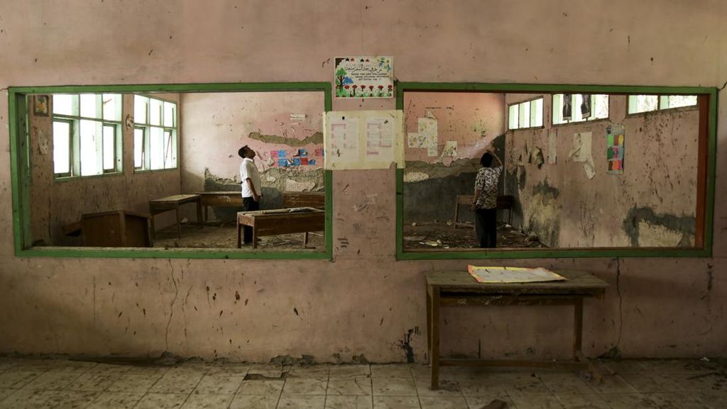 Siswa mengikuti kegiatan belajar di tenda darurat, di SD Negeri Bantargebang, Kabupaten Sukabumi, Jawa Barat, Selasa (31/10/2023). Menurut pihak sekolah, selama kurun waktu empat bulan terakhir para siswa terpaksa melakukan kegiatan belajar mengajar di bawah tenda darurat karena kondisi ruang kelas rusak dan tidak layak. ANTARA FOTO/Henry Purba/agr/tom.